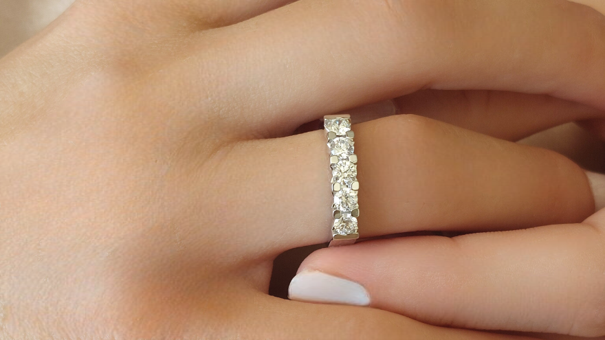 μισόβερο δαχτυλίδι με διαμάντια